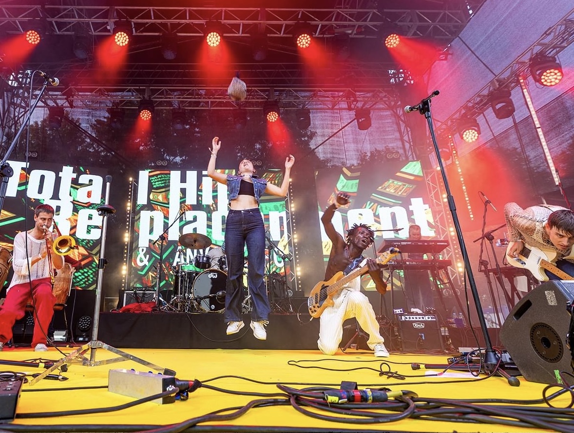 Total hip replacement optræder til foyer koncert i Katuaq, 