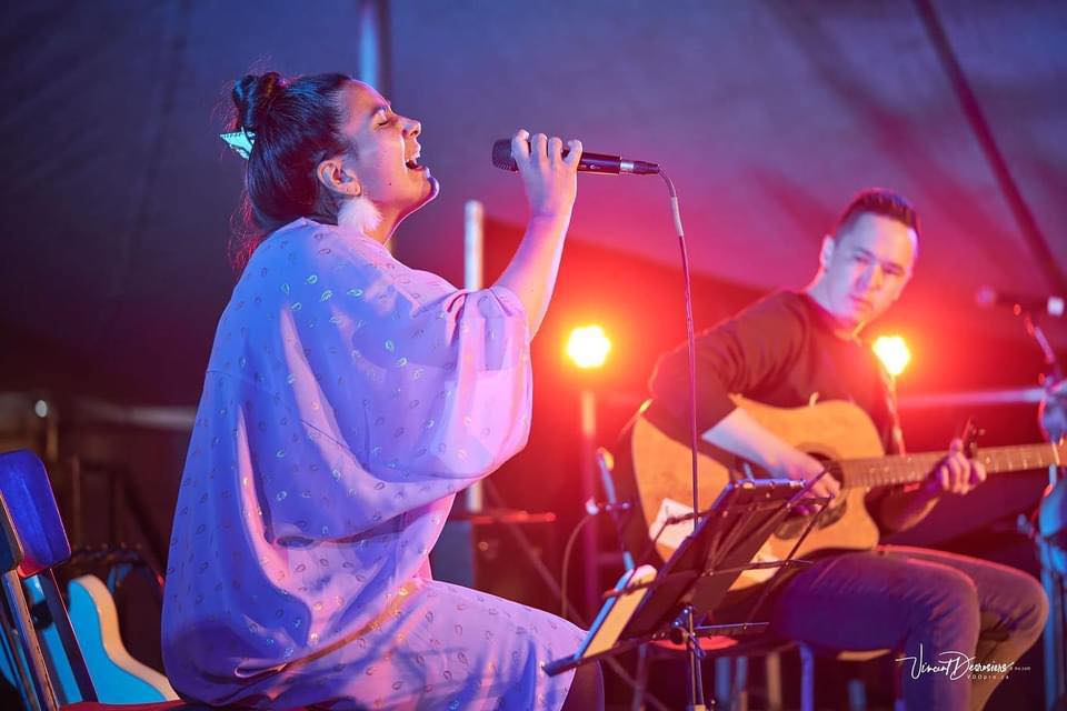 Tiu singer songwriter folk duo optræder koncert i Qooqqut Festival