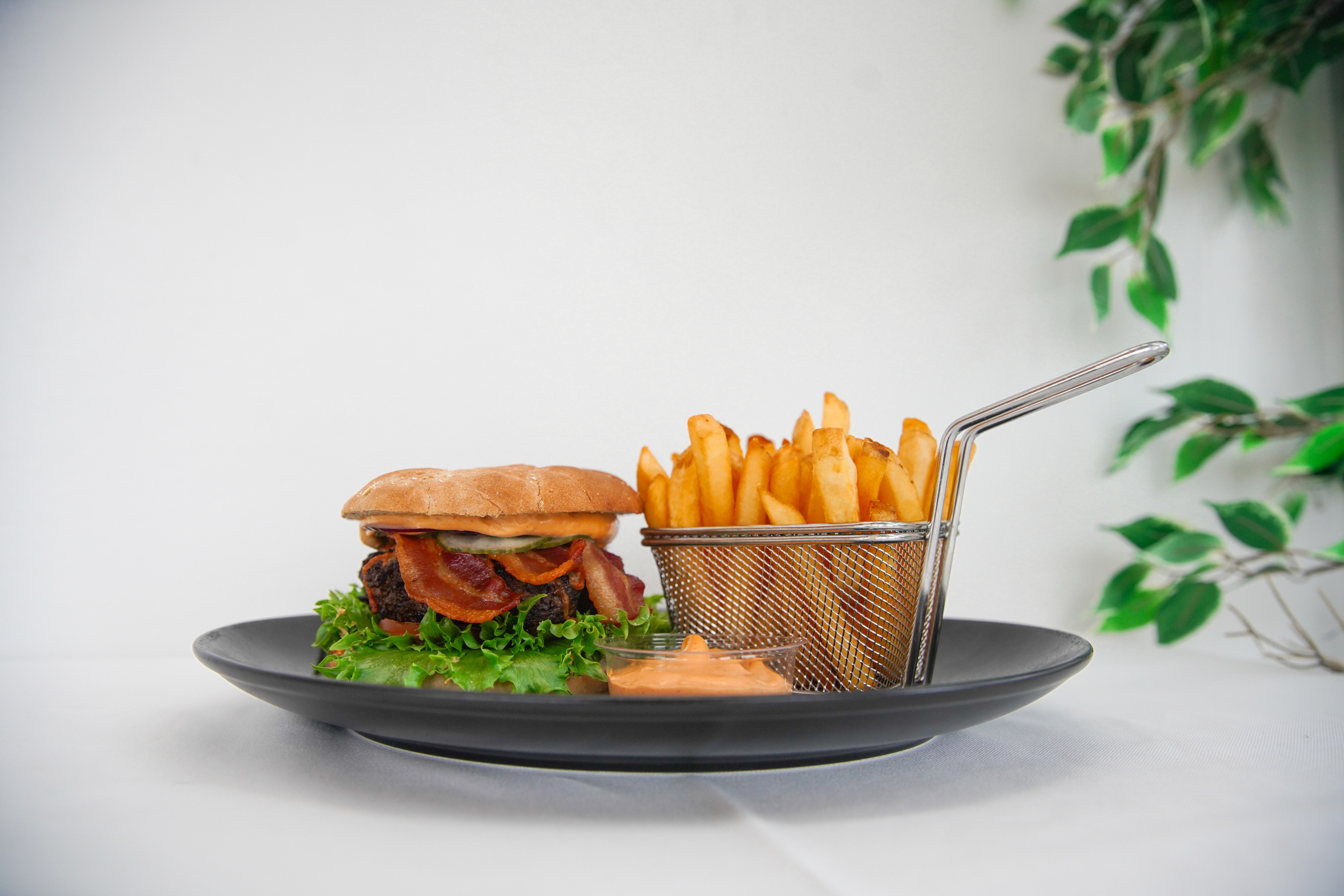 burger, pommes frites, chilimayo