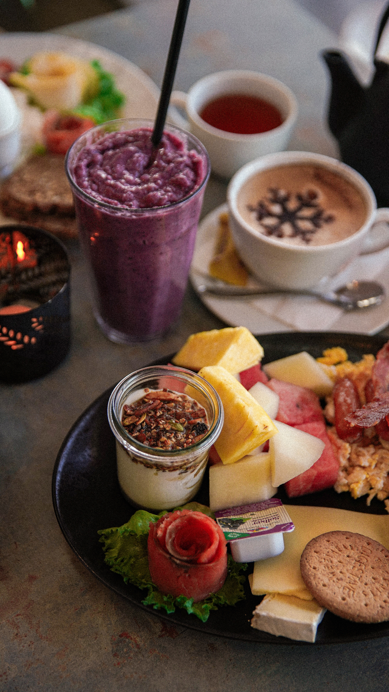 morgenmad i café, brunch tallerken