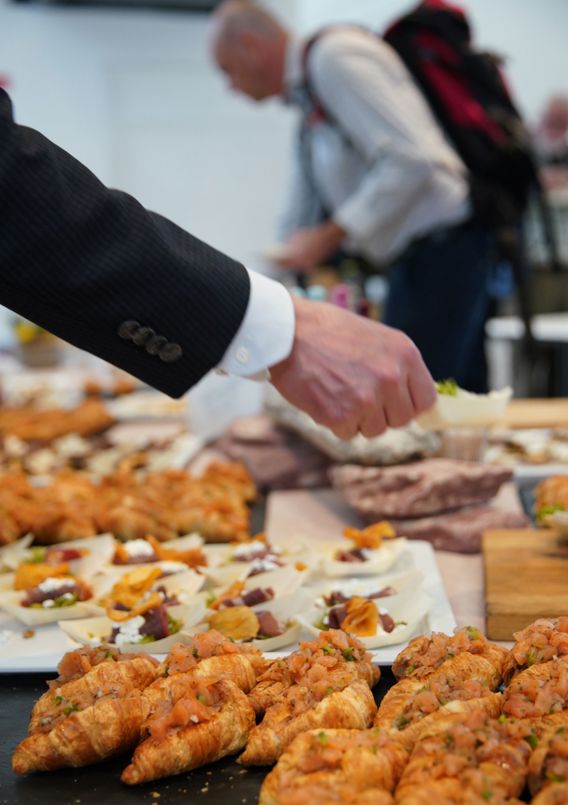 konference gæst spiser fra konference buffet med Grønlandsk mad